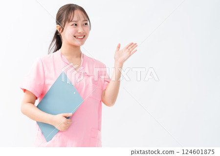 醫護人員揮手向您指引方向 124601875