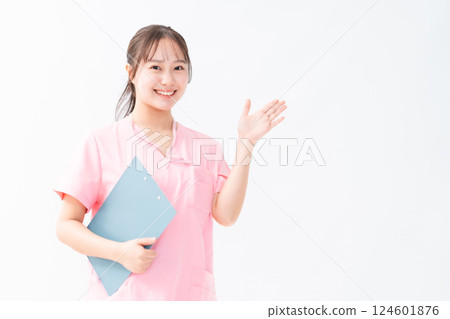 醫護人員揮手向您指引方向 124601876