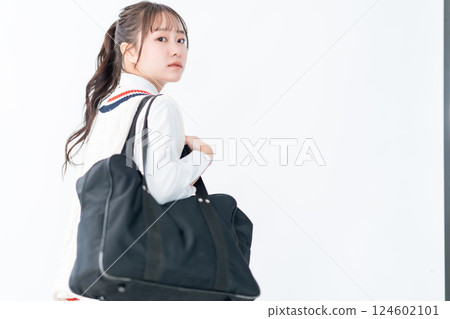 白色背景下一位充滿希望的高中女生的畫像 白色背景下一位充滿希望的高中女生的畫像 124602101