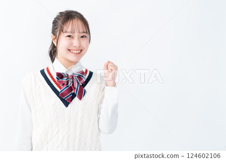 白色背景下做拳頭幫浦動作的高中女生 白色背景下做拳頭幫浦動作的高中女生 124602106
