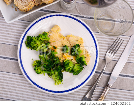 Cooked chicken fillet with broccoli Cooked chicken fillet with broccoli 124602161
