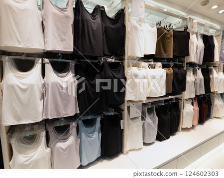 商店裡展示的背心 124602303