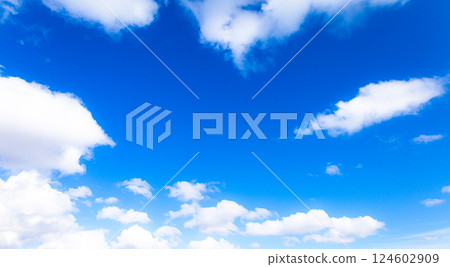 清新的藍天和雲彩 清新的藍天和雲彩 124602909