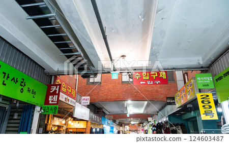 穿過韓國首爾廣藏市場 穿過韓國首爾廣藏市場 124603487