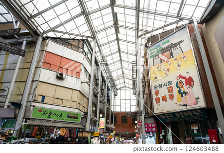Gwangjang Market intersection, Seoul, Korea 124603488
