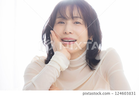 一個微笑的中年婦女 124603831