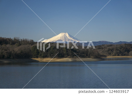 冬天從狹山湖大壩看到的湖面和富士山,藍天 冬天從狹山湖大壩看到的湖面和富士山,藍天 124603917