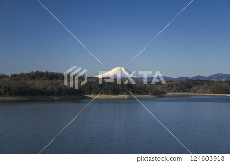 冬天從狹山湖大壩看到的湖面和富士山，藍天 124603918
