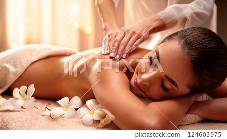 年輕女子在美容院接受按摩 124603975