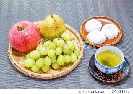 Fruit platter and tea 124603982