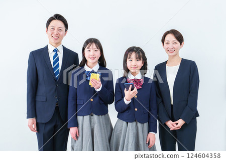有智慧型手機的女孩和父母 124604358