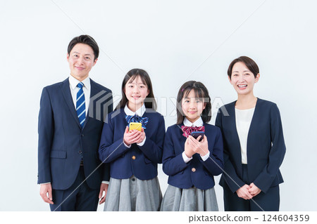 有智慧型手機的女孩和父母 有智慧型手機的女孩和父母 124604359