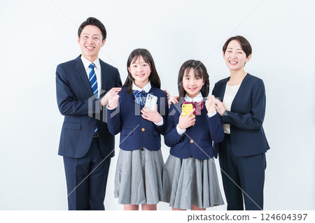 一個女孩拿著智慧型手機擺姿勢 一個女孩拿著智慧型手機擺姿勢 124604397