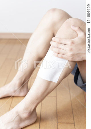 將脛骨、壓縮、肌肉疼痛、身體部位進行壓縮 124604409