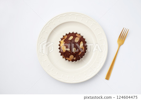 白色背景下的巧克力紙杯蛋糕 白色背景下的巧克力紙杯蛋糕 124604475