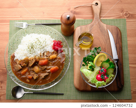 透明碗裡的咖哩飯 124604732