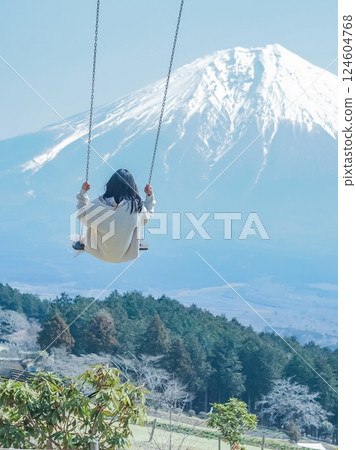 一個女孩一邊盪鞦韆一邊欣賞富士山 一個女孩一邊盪鞦韆一邊欣賞富士山 124604768