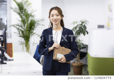 在辦公室工作的女商人 124604774