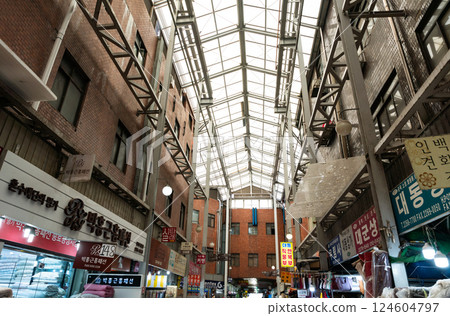 韓國首爾廣藏市集的復古氛圍 韓國首爾廣藏市集的復古氛圍 124604797