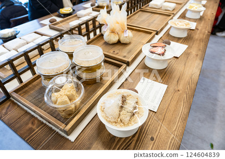 在韓國首爾聖水站附近的禮賓堂購買開城糕（韓國傳統糖果） 124604839