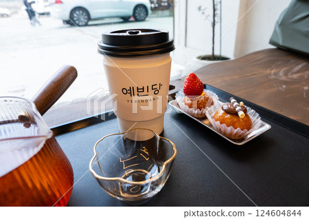 在韓國首爾聖水站附近的 Yebindang 休息，這是一種開城調（韓國傳統甜點） 124604844