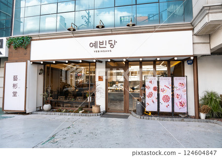 Buying snacks at Yebindang, near Seongsu Station, Seoul, Korea Buying snacks at Yebindang, near Seongsu Station, Seoul, Korea 124604847