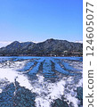 An illustration of a small boat sailing to a small island in the Seto Inland Sea. 124605077