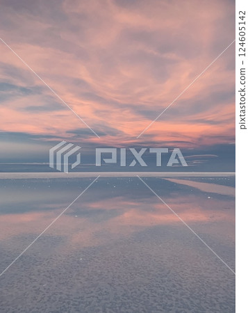 Amazing pink sunset sky over calm lake 124605142
