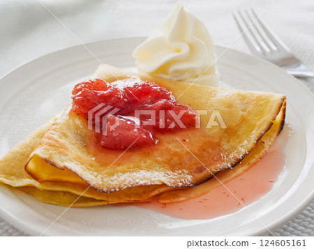 薄餅佐草莓醬和奶油 124605161