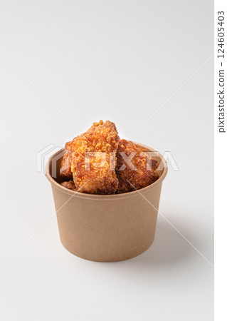 Fried chicken in a paper cup 124605403