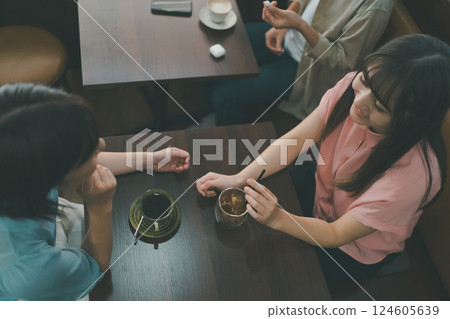 咖啡館 咖啡廳 女生 124605639