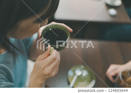 咖啡館 咖啡廳 女生 124605644