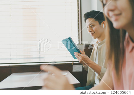 coffee shop, cafe, cafeteria 124605664