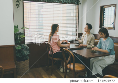coffee shop, cafe, cafeteria 124605672