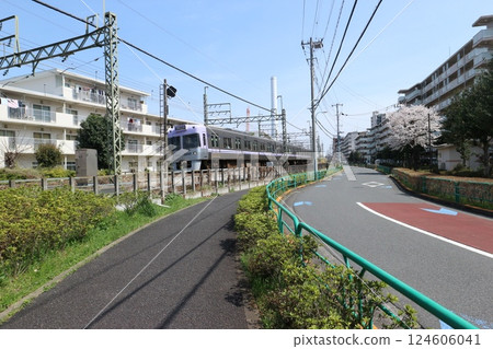 穿過住宅區的井之頭線 124606041