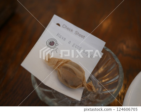 桌上的咖啡、美味的熱狗和細心的工作、影印空間 124606705