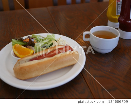 桌上的咖啡、美味的熱狗和細心的工作、影印空間 124606709