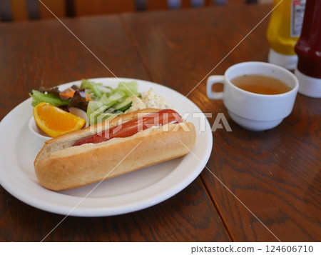 桌上的咖啡、美味的熱狗和細心的工作、影印空間 124606710