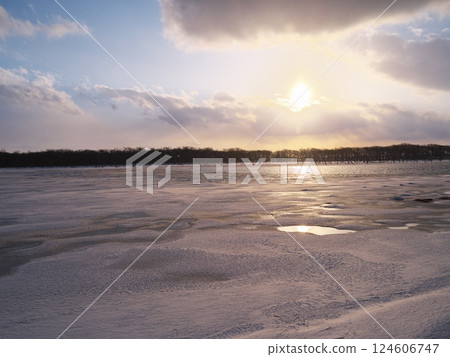 嚴冬中的野付半島 - 從奈良原瞭望台眺望冰封的內海 124606747