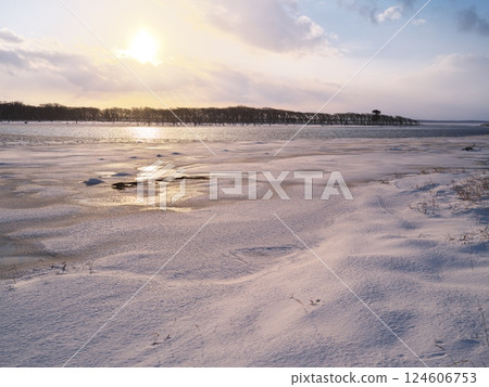 Notsuke Peninsula in the harsh winter - View of the frozen inland sea from the Narawara observation deck 124606753