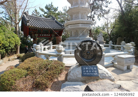 海東龍宮寺的山門和塔 124606992
