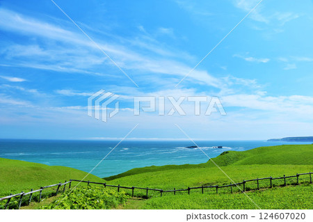 Hokkaido: Blue skies, fresh green plateaus and the sea Hokkaido: Blue skies, fresh green plateaus and the sea 124607020