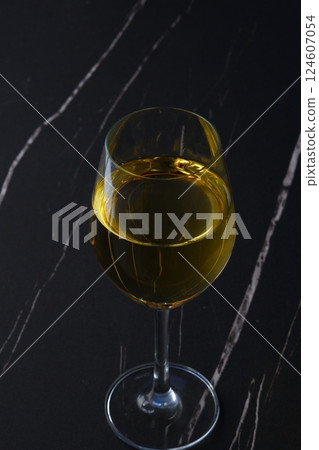 金色白葡萄酒倒入酒杯 124607054