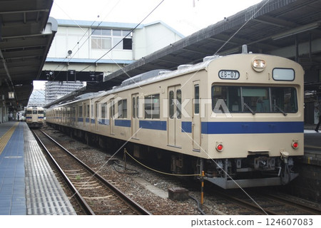 停泊在廣島車站的山陽本線 115 系列和 103 系列列車 124607083