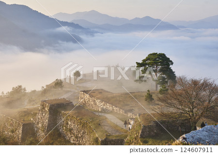 The sea of clouds seen from Takeda Castle, the castle in the sky The sea of clouds seen from Takeda Castle, the castle in the sky 124607911