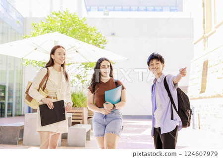 大學生校園生活形象 124607979