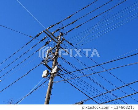 清爽的藍天和電線桿 清爽的藍天和電線桿 124608213