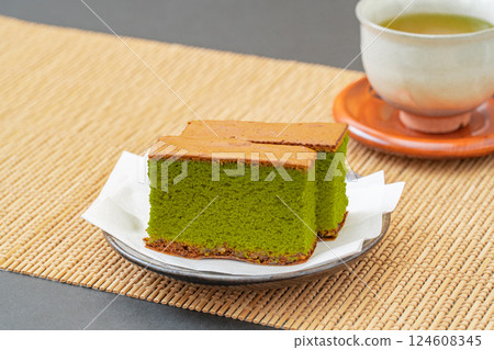 日式背景下的抹茶蛋糕 124608345