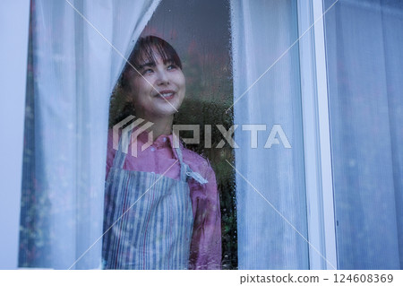 看著窗外的女人 看著窗外的女人 124608369