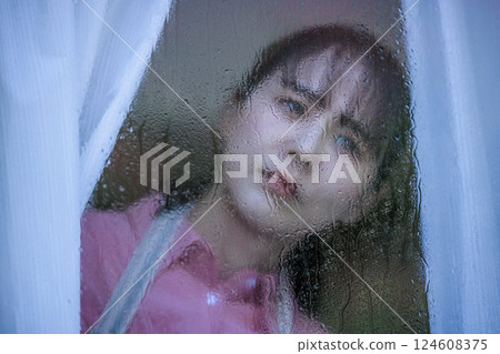看著窗外的女人 124608375